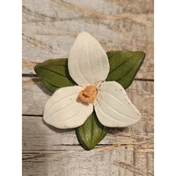 Trillium Flower brooch pin - signed Canada Floral Statement Lapel Accent FASHION - Picture 10 of 10